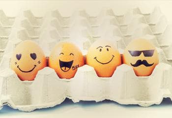 Eier mit aufgemalten Gesichtern